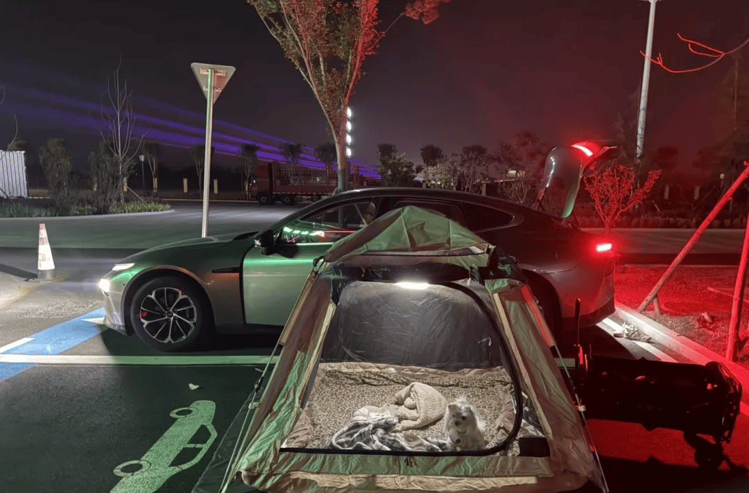 期间年轻人旅行掀起“帐篷过夜”热潮不朽情缘app不住酒店住帐篷！国庆(图2)